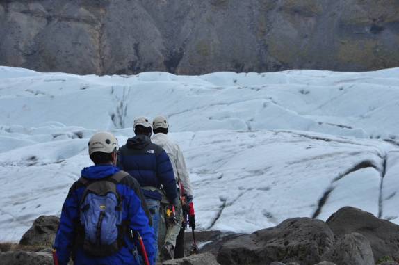 Aproximando-se da geleira de Vatnajökull, no Parque de Skaftafell, no sul da Islândia, para fazer um trekking no gelo